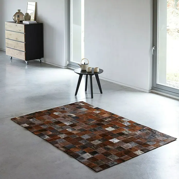 Esbeco Deko-Kuhfell Patchwork - Braun, 180 x 120 cm, 100 % Echtfell - Stimmungsaufnahme