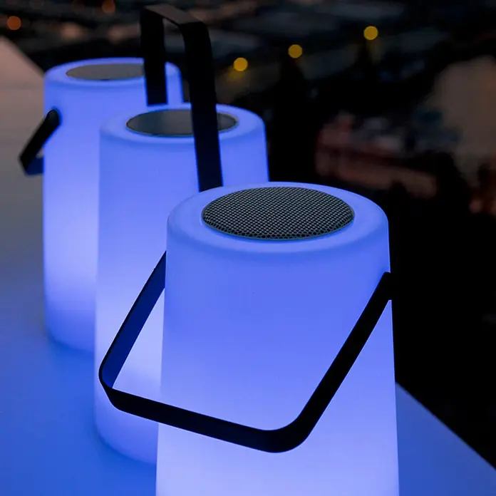 New Garden Lámpara LED Nomada play light music - Altavoz Bluetooth, 20 x 20 x 30 cm, Blanco - Foto ambiente