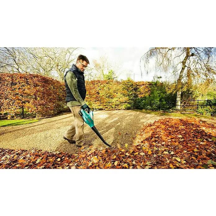 Bosch Akku-Heckenscheren-Set EasyHedgeCut 18-45 + ALB 18 LI - 18 V, 1 Akku, 2 Ah, Inhalt: 3 -tlg. - Anwendungsbeispiel