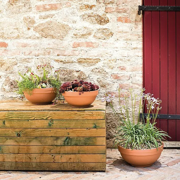Recipiente para plantas redondo Deroma - Dimensiones externas (Ø x Al): 42 x 19,2 cm, Materiales naturales, Rojo klinker - Producto en uso