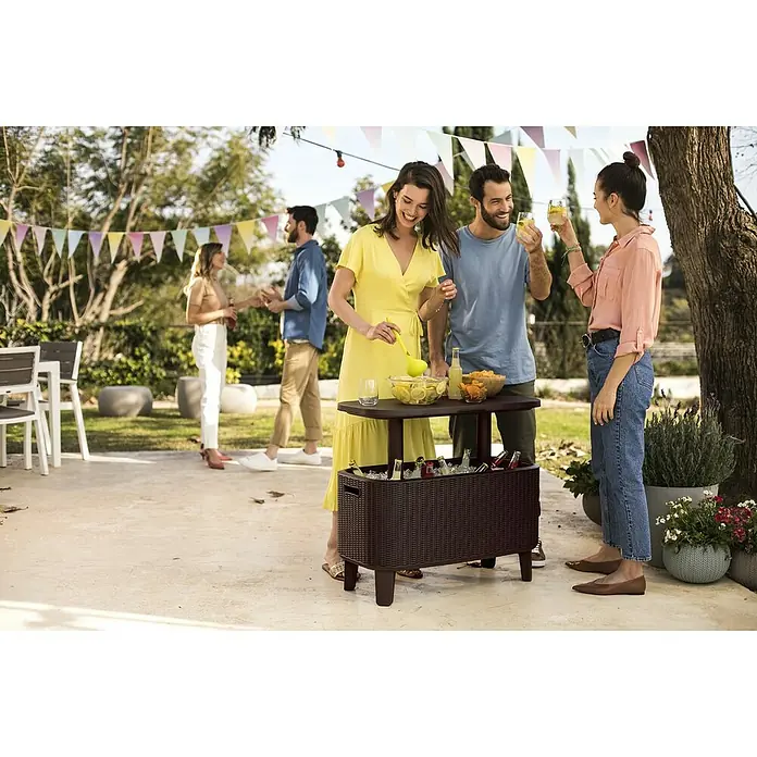 Keter Nevera portátil Bevy Bar - L x An x Al: 83 x 40,5 x 50 cm, Negro - Producto en uso