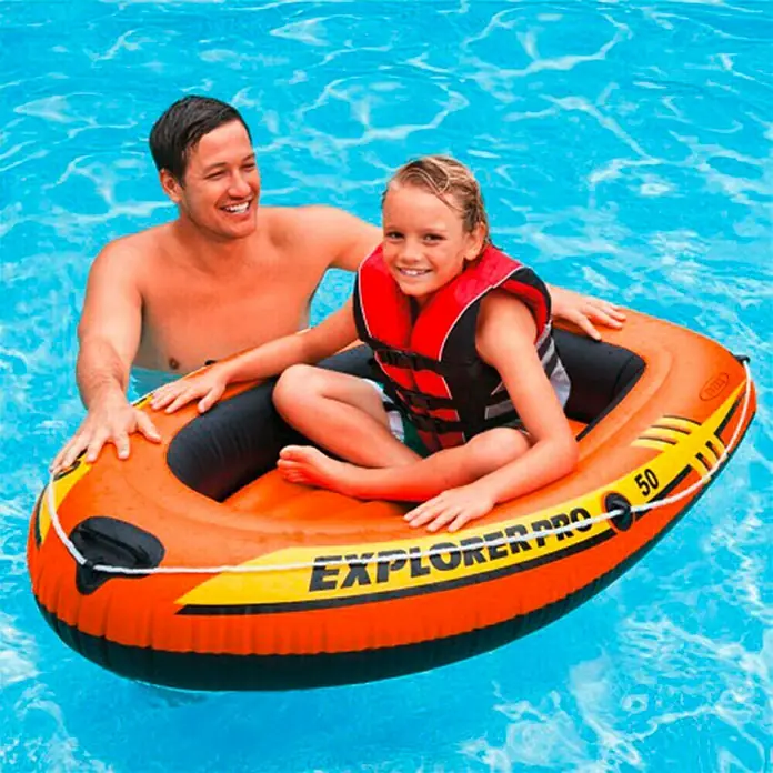 Intex Bote hinchable Explorer Pro 50 - L x An x Al: 137 x 85 x 23 cm, Apto para: 1 persona, Carga útil: 40 kg - Producto en uso