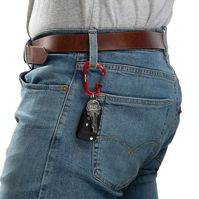 Nite Ize Mosquetón Slide Lock - 58 x 38 mm, Metal, Rojo, Resistencia a la tracción: 11 kg - Producto en uso