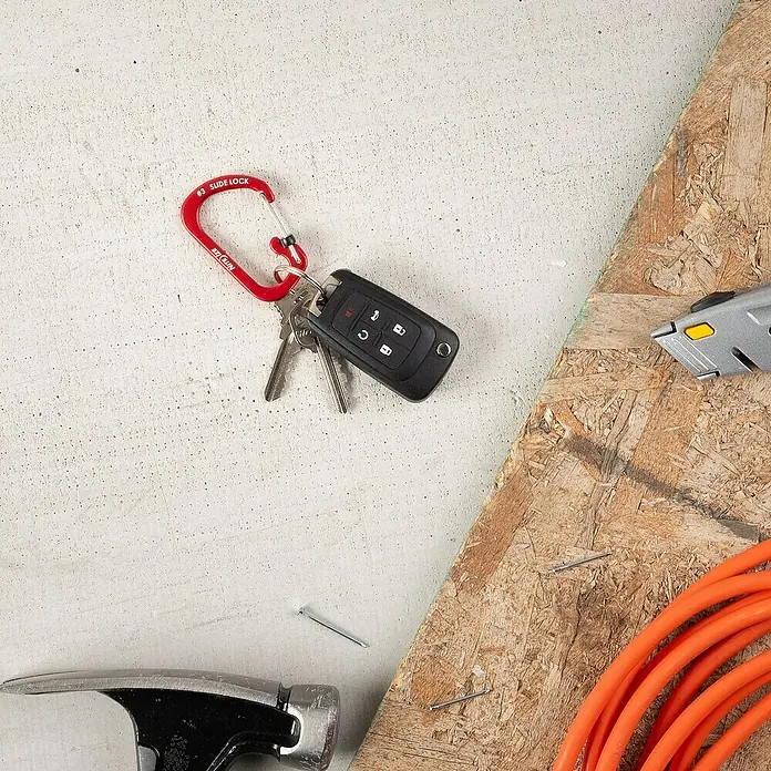 Nite Ize Mosquetón Slide Lock - 58 x 38 mm, Metal, Rojo, Resistencia a la tracción: 11 kg - Producto en uso