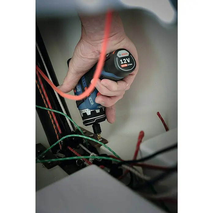 Bosch Professional Akkuschrauber GSR 12V-15 FC - 12 V, 2 Akkus, 2 Ah, Leerlaufdrehzahl: 0 U/min - 1.300 U/min - Anwendungsbeispiel