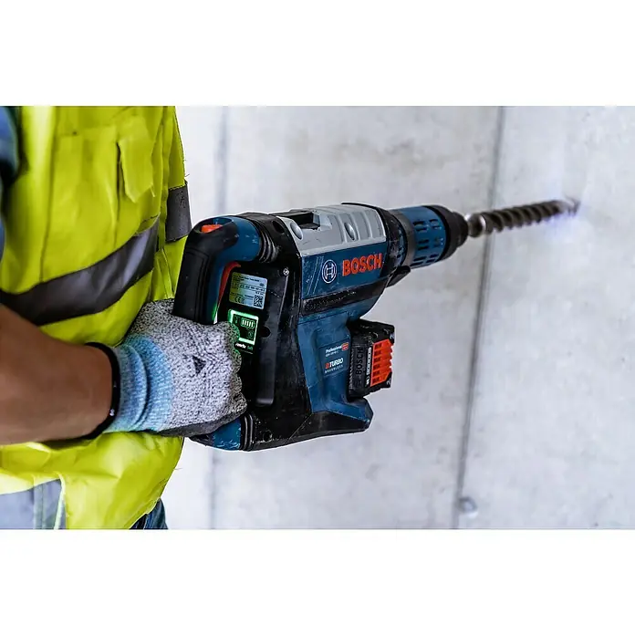 Bosch Professional Biturbo Akku-Bohrhammer 18V-45 C - 18 V, Ohne Akku, Einzelschlagstärke: 12,5 J - Anwendungsbeispiel