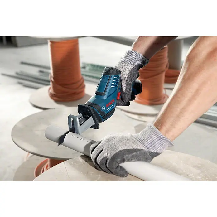 Bosch Professional Sierra de sable de batería GSA 12V-14 - 12 V, Iones de litio, 2 baterías, 3 Ah - Producto en uso