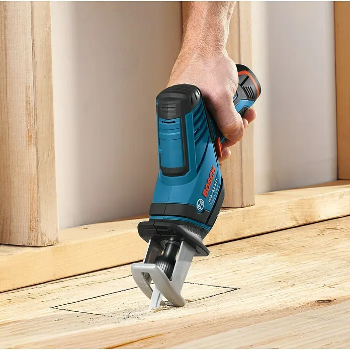 Bosch Professional Sierra de sable de batería GSA 12V-14 - 12 V, Iones de litio, 2 baterías, 3 Ah - Producto en uso