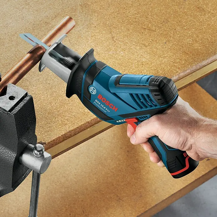 Bosch Professional Sierra de sable de batería GSA 12V-14 - 12 V, Iones de litio, 2 baterías, 3 Ah - Producto en uso