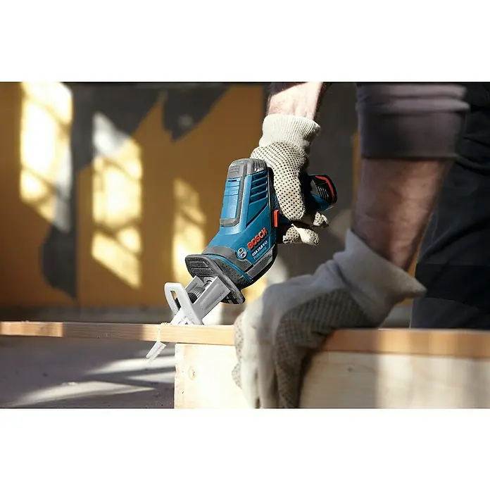 Bosch Professional Sierra de sable de batería GSA 12V-14 - 12 V, Iones de litio, 2 baterías, 3 Ah - Producto en uso