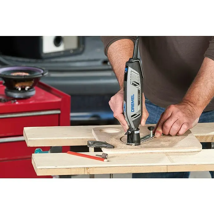 Dremel Parallel- & Kreisschneider Mod. 678 - Passend für: Dremel Multifunktionsgeräte, Max. Schneiddurchmesser: 300 mm - Anwendungsbeispiel
