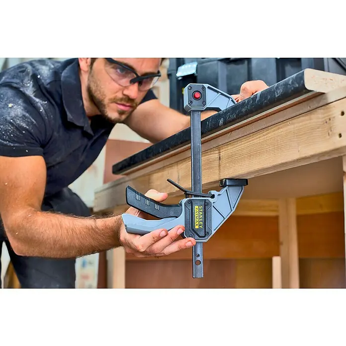 Stanley FatMax Einhandzwinge - Spannweite: 300 mm, Ausladung: 78 mm - Anwendungsbeispiel