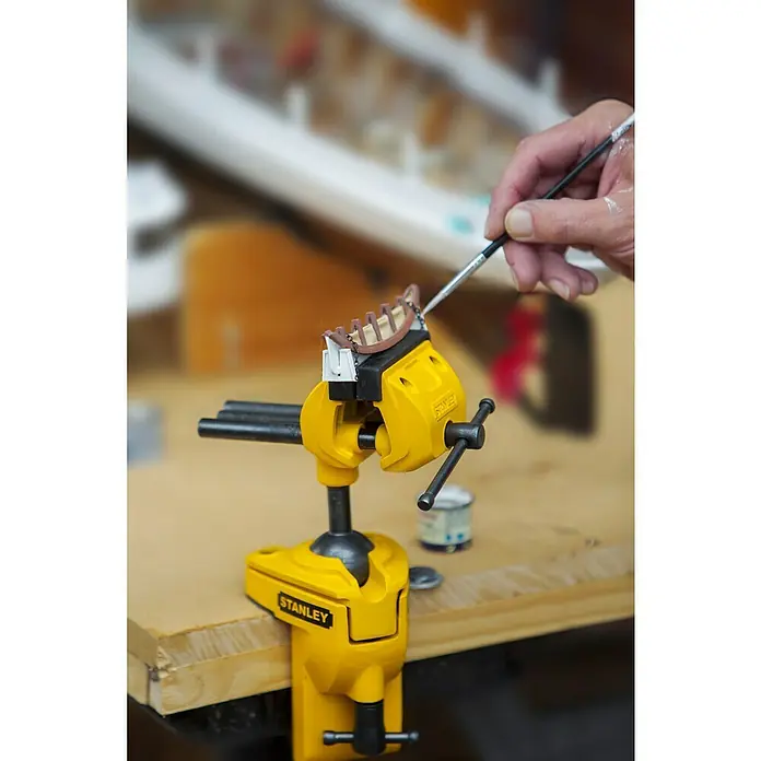 Stanley Schraubstock MaxSteel - Backenbreite: 70 mm - Anwendungsbeispiel