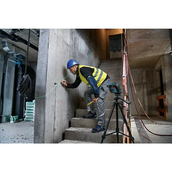Bosch Professional Láser de línea - Zona de trabajo máx.: 15 m - Producto en uso