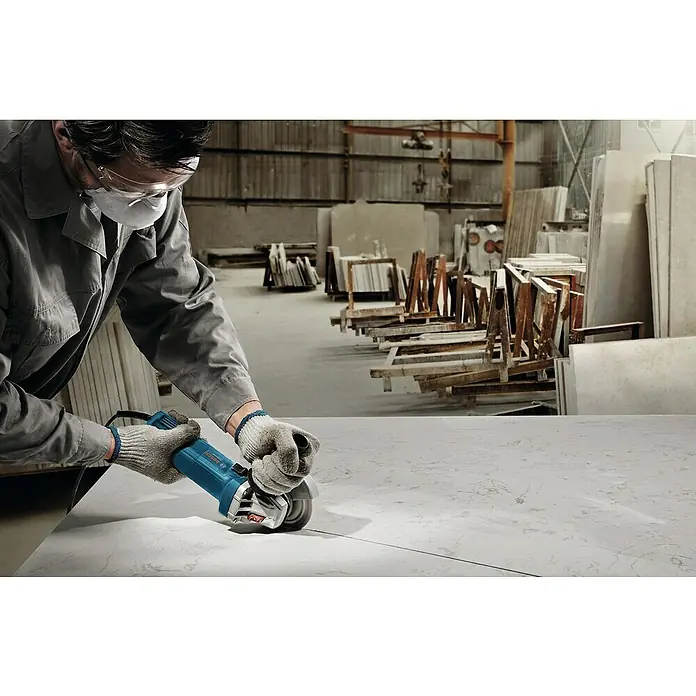 Bosch Professional Winkelschleifer GWS 900 - 900 W, Durchmesser Scheibe: 125 mm, Leerlaufdrehzahl: 11.000 U/min - Anwendungsbeispiel