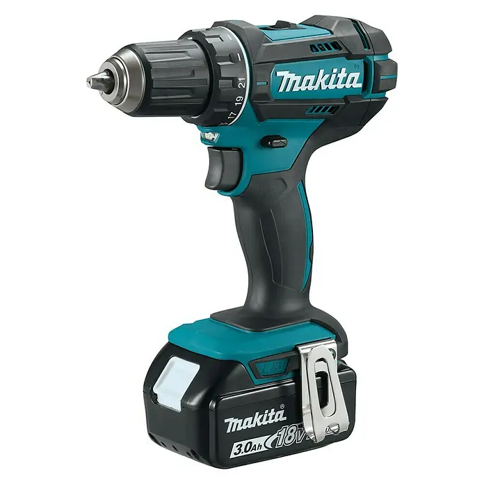 Makita Akku-Bohrschrauber mit Akku Lampe - 18 V, 3 Akkus, 3 Ah, Leerlaufdrehzahl: 0 U/min - 1.900 U/min - Diagonale Ansicht