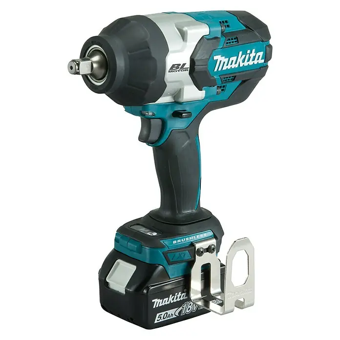 Makita Akku-Schlagschrauber - 18 V, 2 Akkus, 5 Ah, Leerlaufdrehzahl: 0 U/min - 2.200 U/min - Diagonale Ansicht