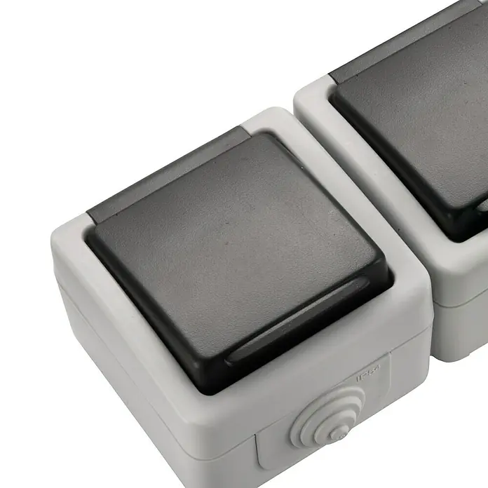 Fontini Enchufe para estancias con humedad 16 A - Negro - Primer plano