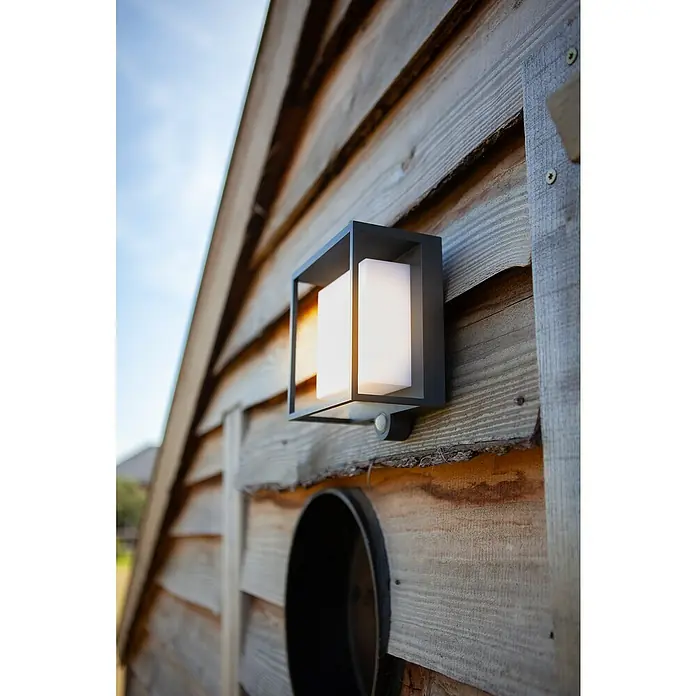 Lutec Aplique exterior LED con sensor Curtis - 3 W, L x An x Al: 165 x 95 x 190 mm, Gris oscuro, Blanco cálido - Foto ambiente