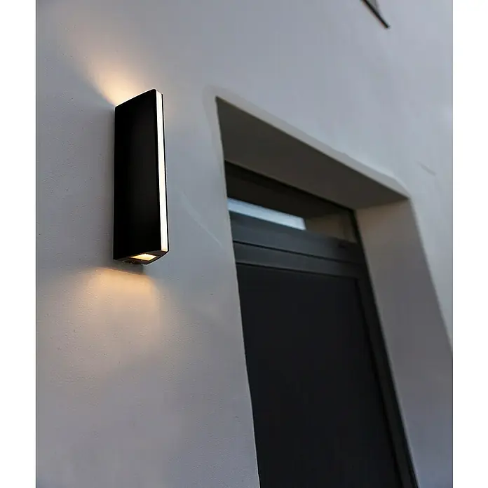 Lutec Aplique exterior LED Leo - 14 W, 87 x 66 x 300 mm, Negro, IP54 - Foto ambiente