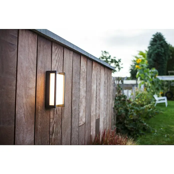 Lutec Aplique exterior LED Qubo - 15 W, 11 x 7,1 x 22 cm, Gris oscuro, IP54 - Foto ambiente