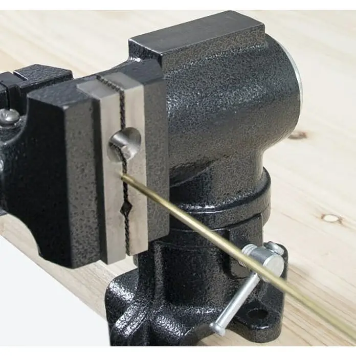 Wisent Multi-Schraubstock - Spannweite: 50 mm, Metall - Anwendungsbeispiel