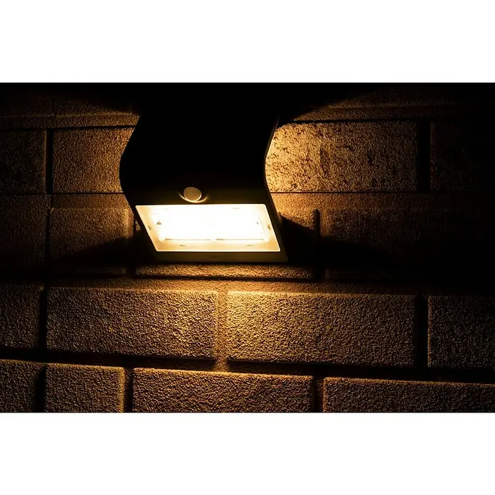 Solarna vanjska zidna LED svjetiljka - 3,2 W, IP65, Plastika, Trajanje osvjetljenja: 8 h - Proizvod u upotrebi