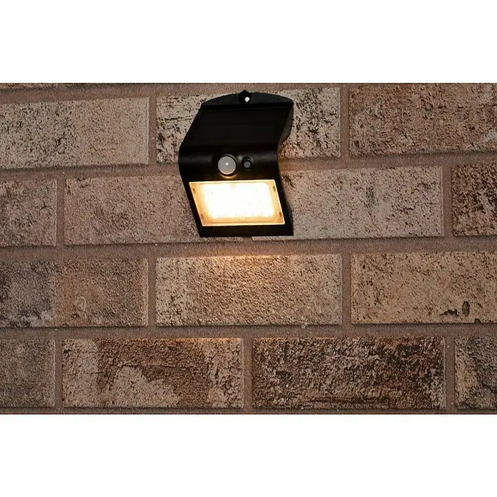 Solarna vanjska zidna LED svjetiljka - 1,5 W, IP65, Plastika, Trajanje osvjetljenja: 8 h - Proizvod u upotrebi
