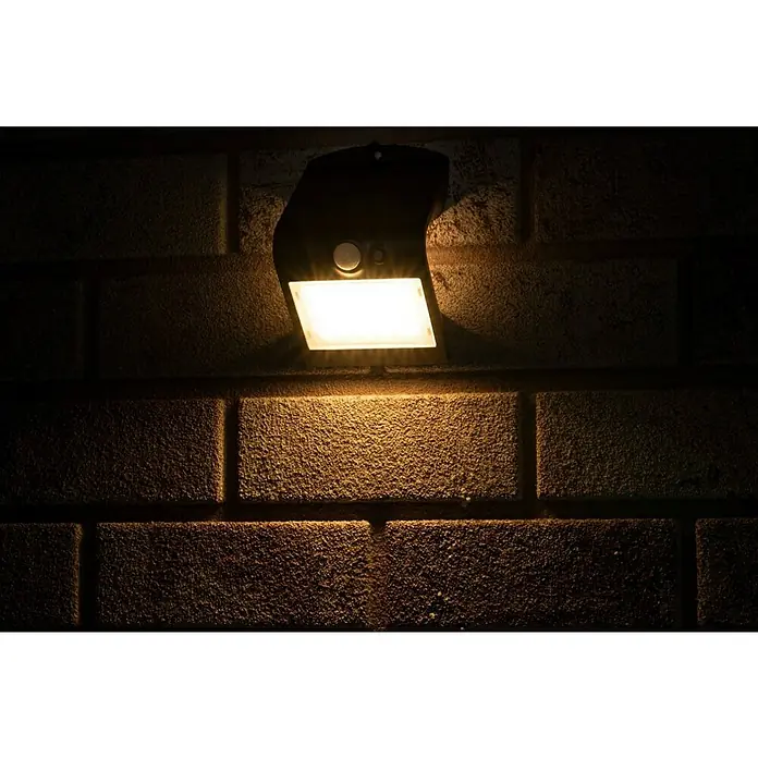 Solarna vanjska zidna LED svjetiljka - 1,5 W, IP65, Plastika, Trajanje osvjetljenja: 8 h - Proizvod u upotrebi