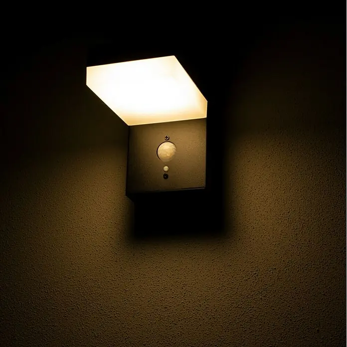 Solarna LED svjetiljka Marseille sa senzorom pokreta - 6 W, IP44 - Proizvod u upotrebi
