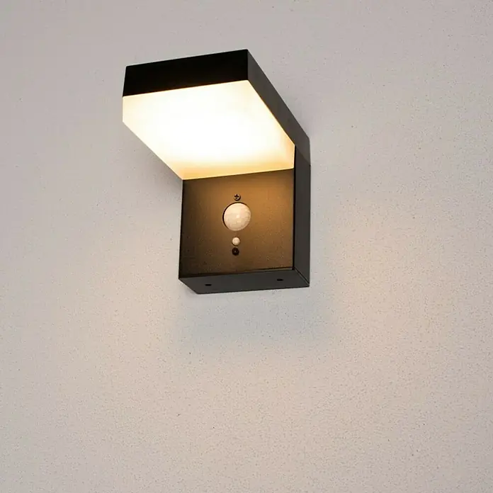 Solarna LED svjetiljka Marseille sa senzorom pokreta - 6 W, IP44 - Proizvod u upotrebi