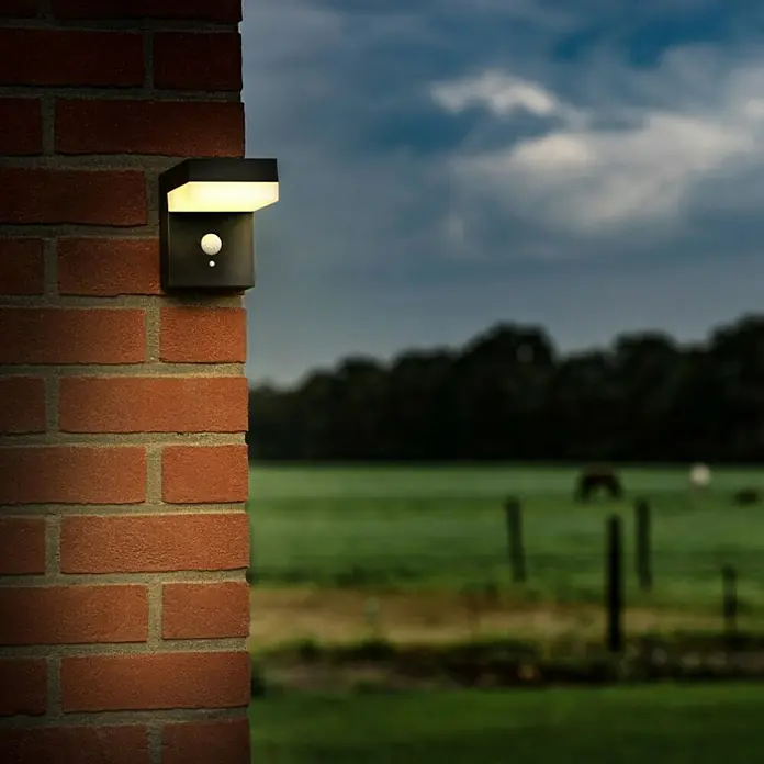 Solarna LED svjetiljka Marseille sa senzorom pokreta - 6 W, IP44 - Proizvod u upotrebi