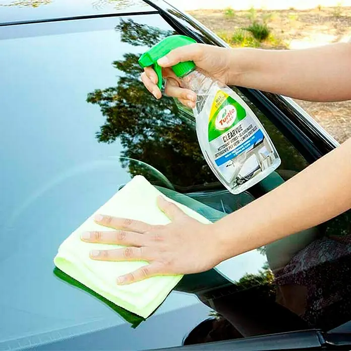 Turtle Wax Limpiacristales para coches Clearvue - 500 ml - Producto en uso