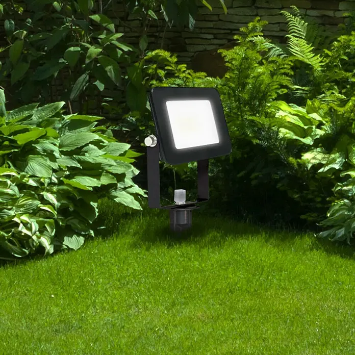 Muvit iO Foco de jardín LED - 1 luz, 20 W, Negro - Foto ambiente