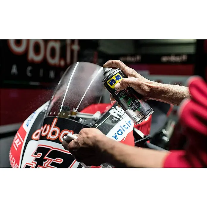 WD-40 Specialist Motorbike Set de limpieza para motocicletas - 1,2 l - Producto en uso