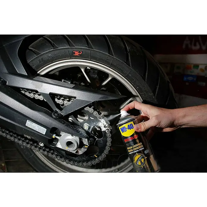 WD-40 Specialist Motorbike Set de limpieza para motocicletas - 1,2 l - Producto en uso
