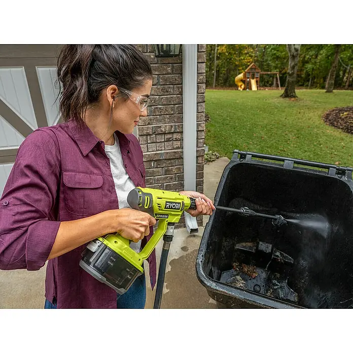 Ryobi Limpiadora a presión RY18PW22A-0 - Capacidad de bombeo: 182 l/h, 18 V, Iones de litio, Sin batería - Producto en uso