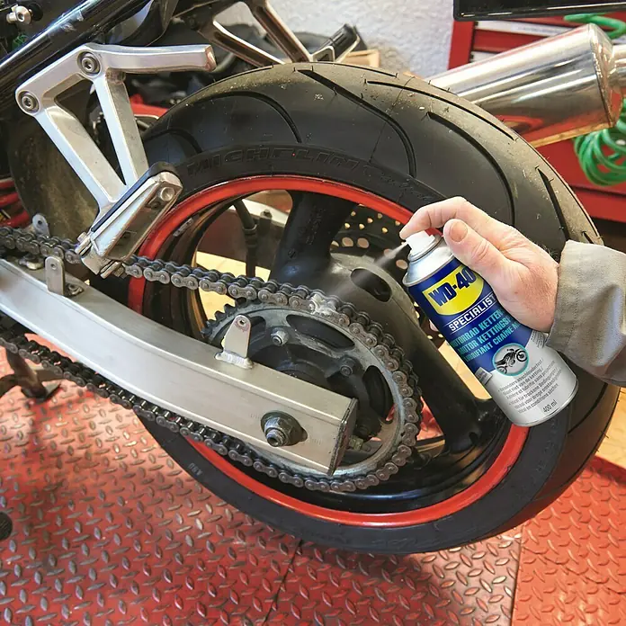 WD-40 Specialist Motorbike Aceite para cadena - 400 ml - Producto en uso