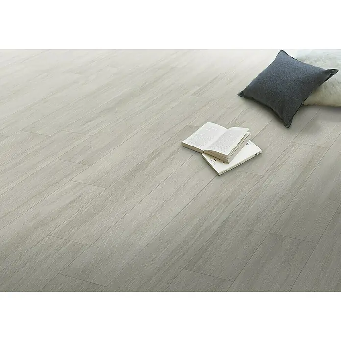 Pavimento porcelánico Vorma - 23 x 120 cm, Gris - Foto ambiente