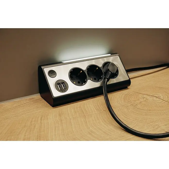 Tischsteckdose - 3-fach, 2 USB-Anschlüsse, Silber/Schwarz - Stimmungsaufnahme