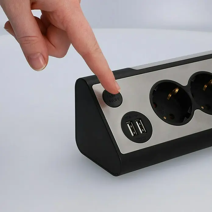 Tischsteckdose - 3-fach, 2 USB-Anschlüsse, Silber/Schwarz - Anwendungsbeispiel