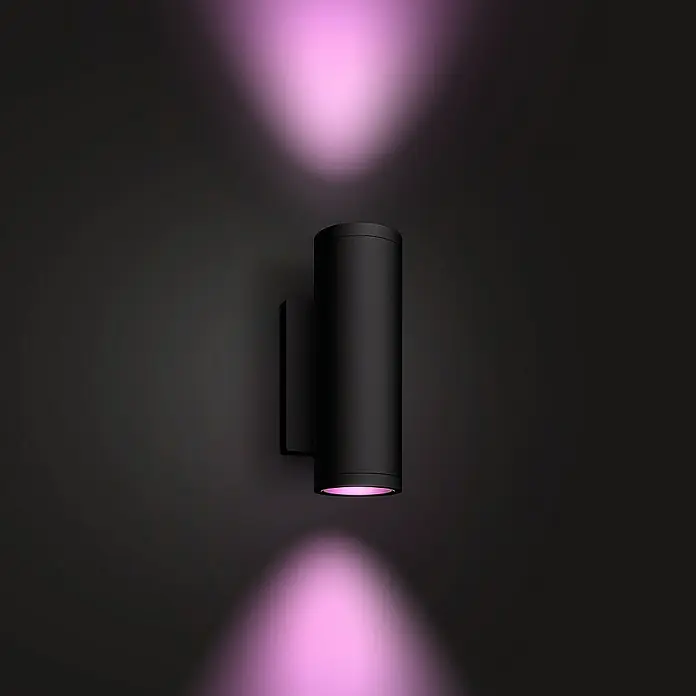 Philips Hue LED-Außenwandleuchte Appear - 8 W, 11,7 x 8,4 x 24 cm, Schwarz, IP44 - Stimmungsaufnahme
