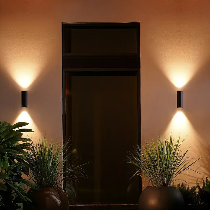 Philips Hue LED-Außenwandleuchte Appear - 8 W, 11,7 x 8,4 x 24 cm, Schwarz, IP44 - Stimmungsaufnahme