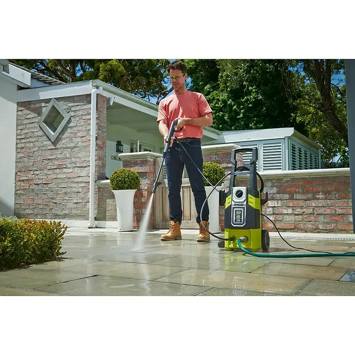 Ryobi Hogedrukreiniger RPW120B - 1.800 W, Max. druk: 120 bar, Waterdoorvoer: Max. 380 l/u - Toepassingsvoorbeeld
