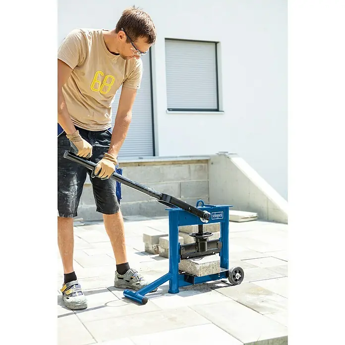 Scheppach Steintrenner HSC 130 - Schnittlänge: Max. 330 mm, Schnitthöhe: Max. 140 mm - Anwendungsbeispiel