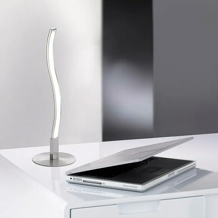 LeuchtenDirekt Wave LED-Tischleuchte - 3 W, L x B x H: 10 x 10 x 30 cm, Stahl, Warmweiß - Stimmungsaufnahme