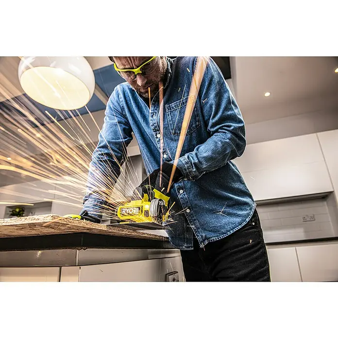 Ryobi ONE+HP Amoladora de batería RCT18C-0 - 18 V, Sin batería, Número máx. de revoluciones en régimen de marcha en vacío: 20.000 r.p.m. - Producto en uso