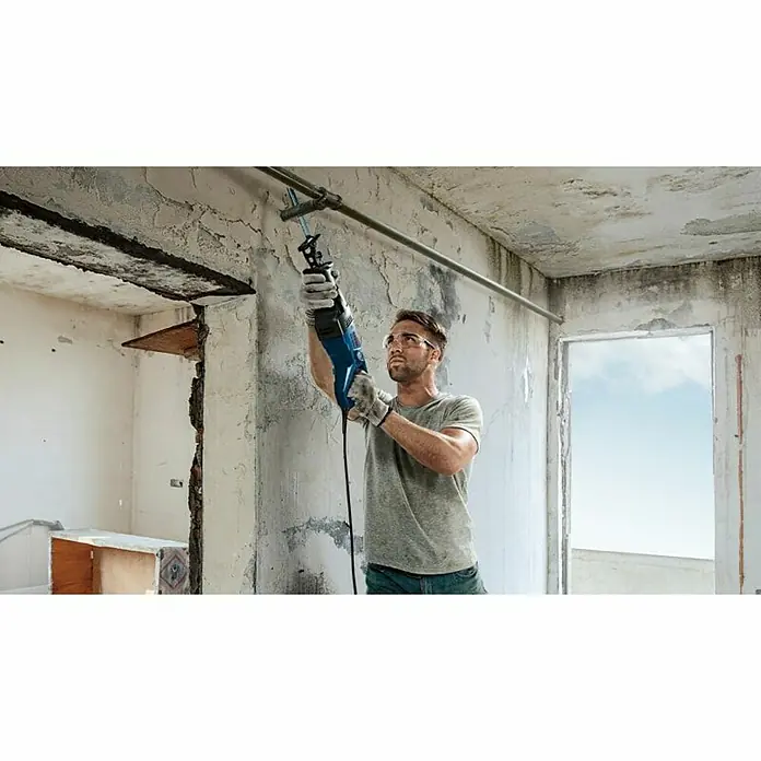Bosch Professional Sabljasta pila GSA 120 E - 1.200 W, Duljina podizanja: 29 mm - Proizvod u upotrebi