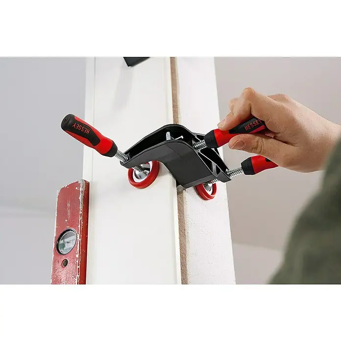 Bessey Richtzwinge TFM - Ausladung: 70 mm, Türfuttermontage - Detailaufnahme