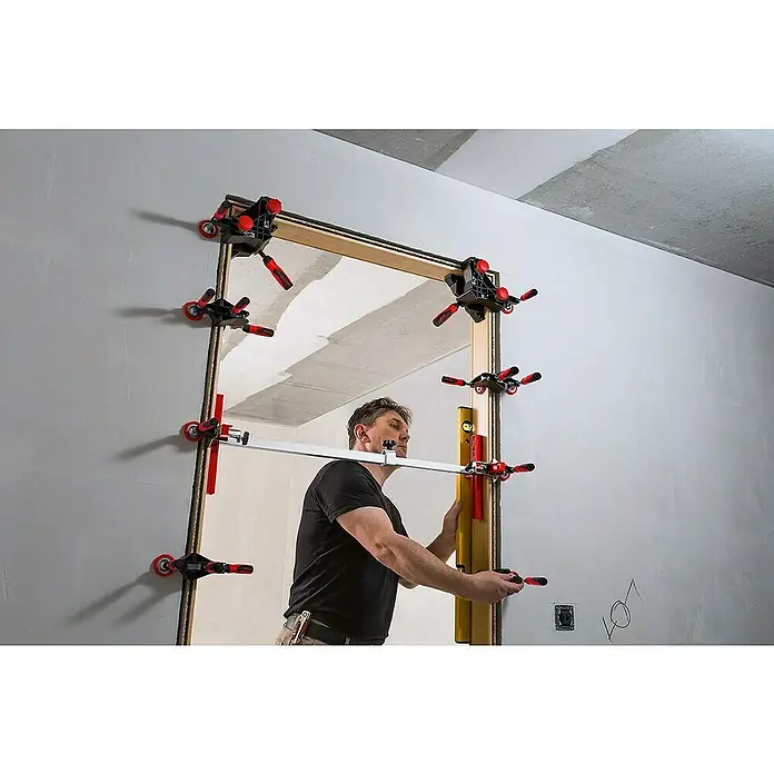 Bessey Richtzwinge TFM - Ausladung: 70 mm, Türfuttermontage - Anwendungsbeispiel